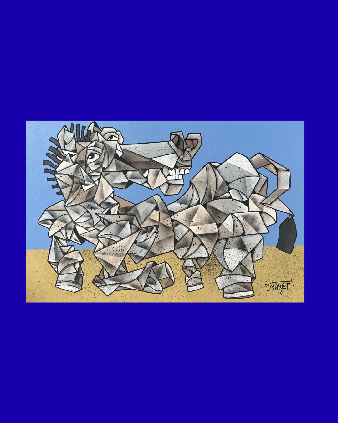 Peinture murale représentant un animal hybride en formes géométriques, mélange de cheval et de lion, avec fond bleu et sol beige.