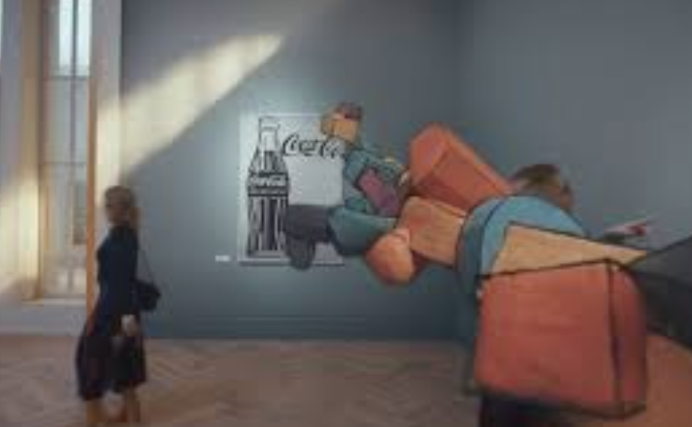 Une personne se tient dans une pièce avec des murs bleu clair, regardant une œuvre d'art qui représente un personnage stylisé sortant d'une bouteille de Coca-Cola, avec des couleurs vives et un style graphique.