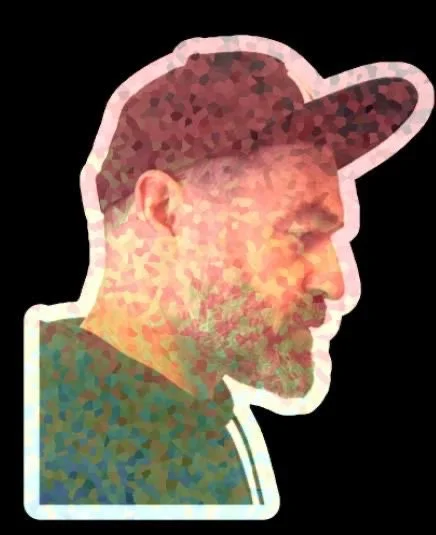 Profil d'un homme avec une casquette, vu de profil, style pixelisé contre un fond noir.