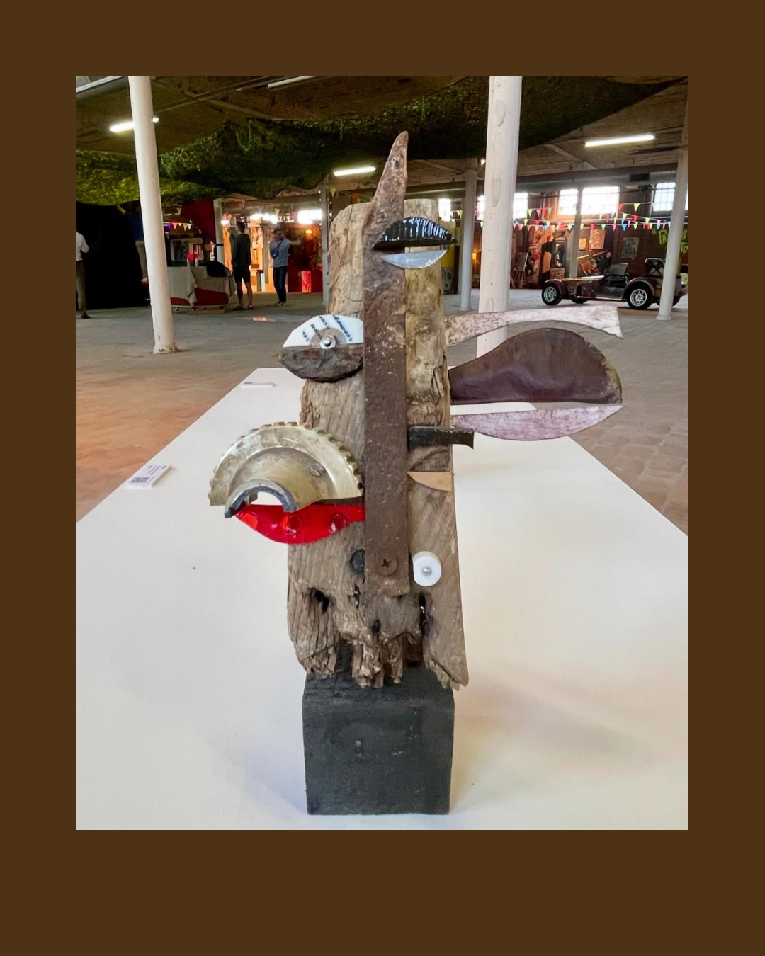 L’expo « Nos rêves de gosses » prend place dans un lieu atypique : une ancienne friche de 1.200 mètres carrés à Roubaix, un vaste espace qui offre aux artistes une toile vierge propice à l’expression artistique.