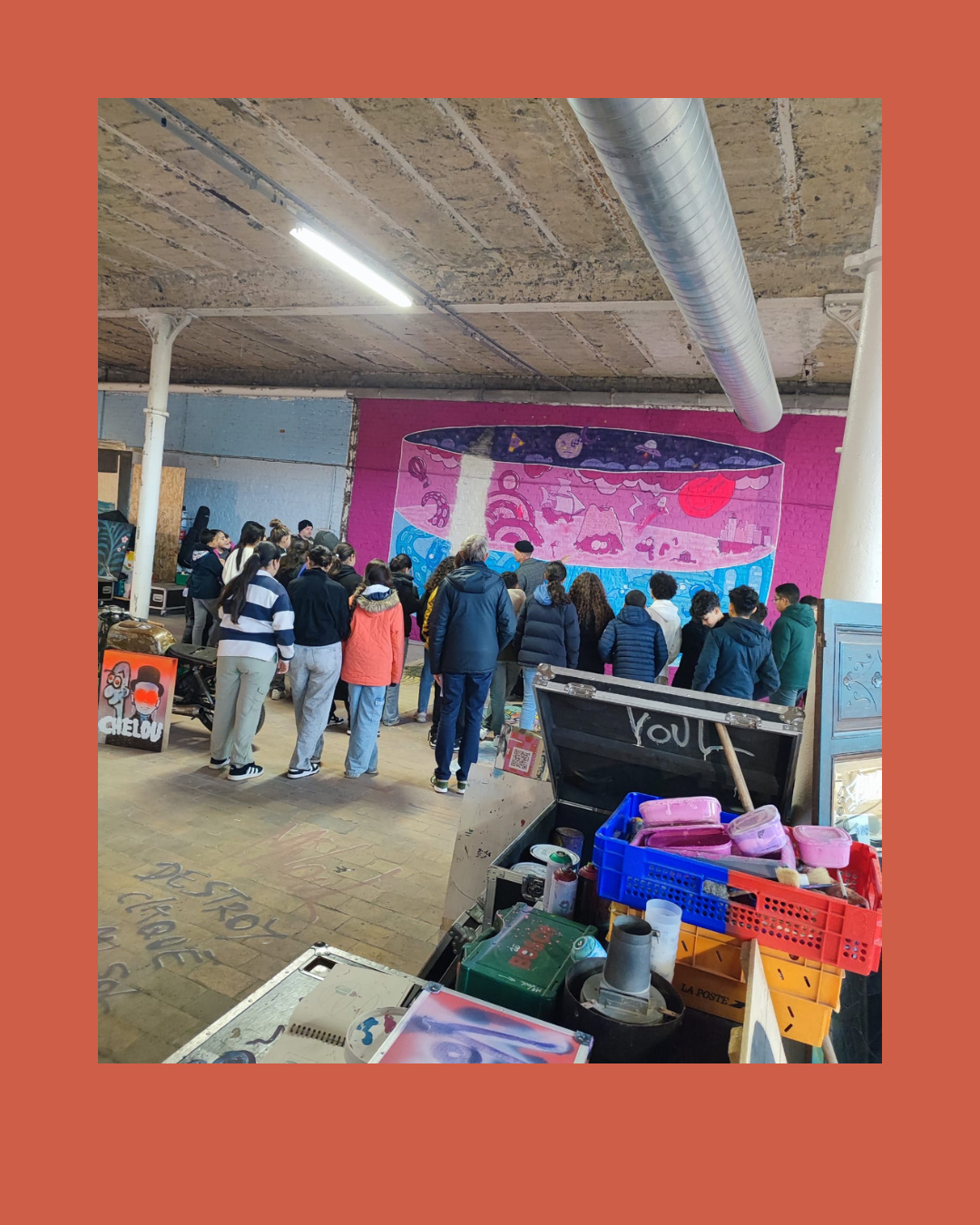 ’expo « Nos rêves de gosses » prend place dans un lieu atypique : une ancienne friche de 1.200 mètres carrés à Roubaix, un vaste espace qui offre aux artistes une toile vierge propice à l’expression artistique.