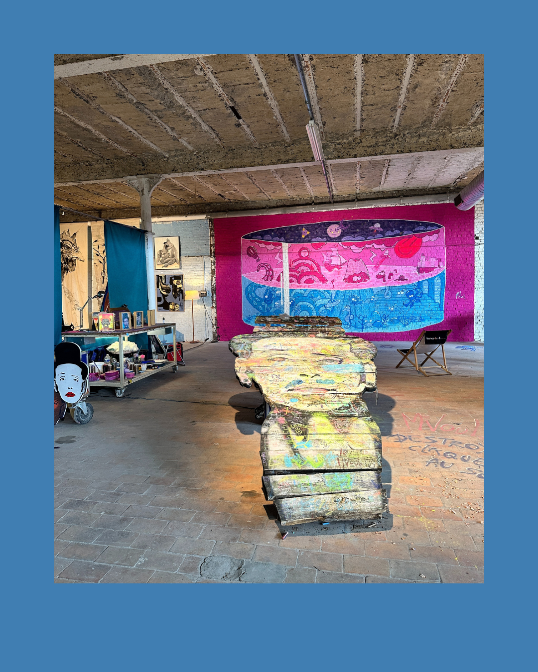 ’expo « Nos rêves de gosses » prend place dans un lieu atypique : une ancienne friche de 1.200 mètres carrés à Roubaix, un vaste espace qui offre aux artistes une toile vierge propice à l’expression artistique.