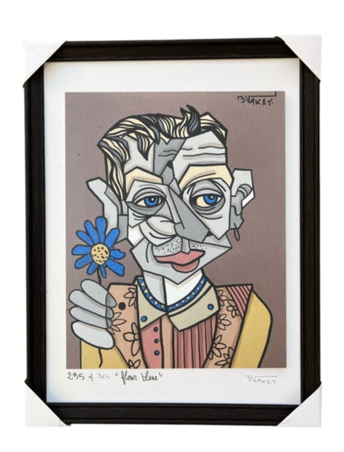 Une peinture stylisée d'une personne souriante avec des traits géométriques, portant une robe à motifs floraux, un collier bleu, tenant une fleur bleue, dans un cadre en bois.