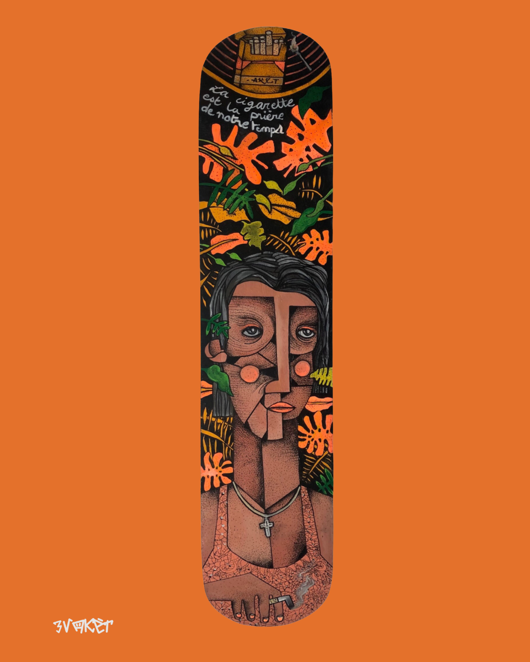 Une planche à rollers avec un dessin artistique d'une femme aux cheveux courts, portant un collier avec une croix, entourée de feuilles colorées et de cigare. Texte en français indiquant que la cigarette est l'instigation de la prière.