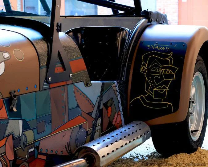 peinture de style cubisme mettant en vedette des visages humains expressifs, des couleurs vives, des lignes audacieuses et des compositions sur catterham