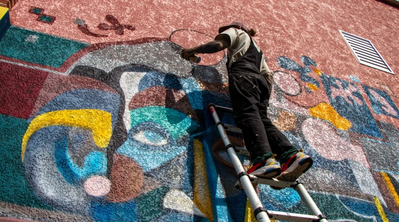 peinture de style cubisme mettant en vedette des visages humains expressifs, des couleurs vives, des lignes audacieuses et des compositions pour 8.6 BEER