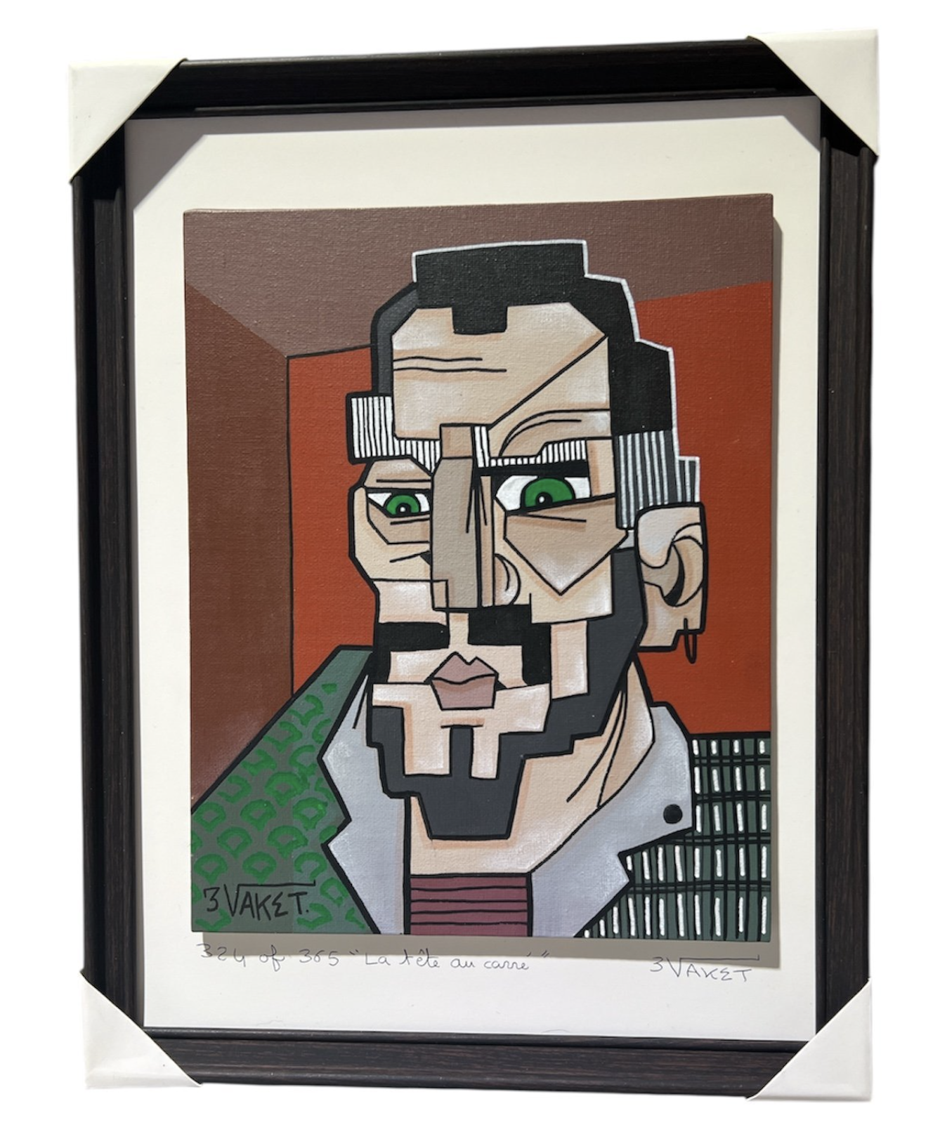 Peinture cubiste d'un homme avec barbe, lunettes, et boucle d'oreille, portant un vêtement vert à motifs et une chemise à rayures, sur un fond rouge-brun.