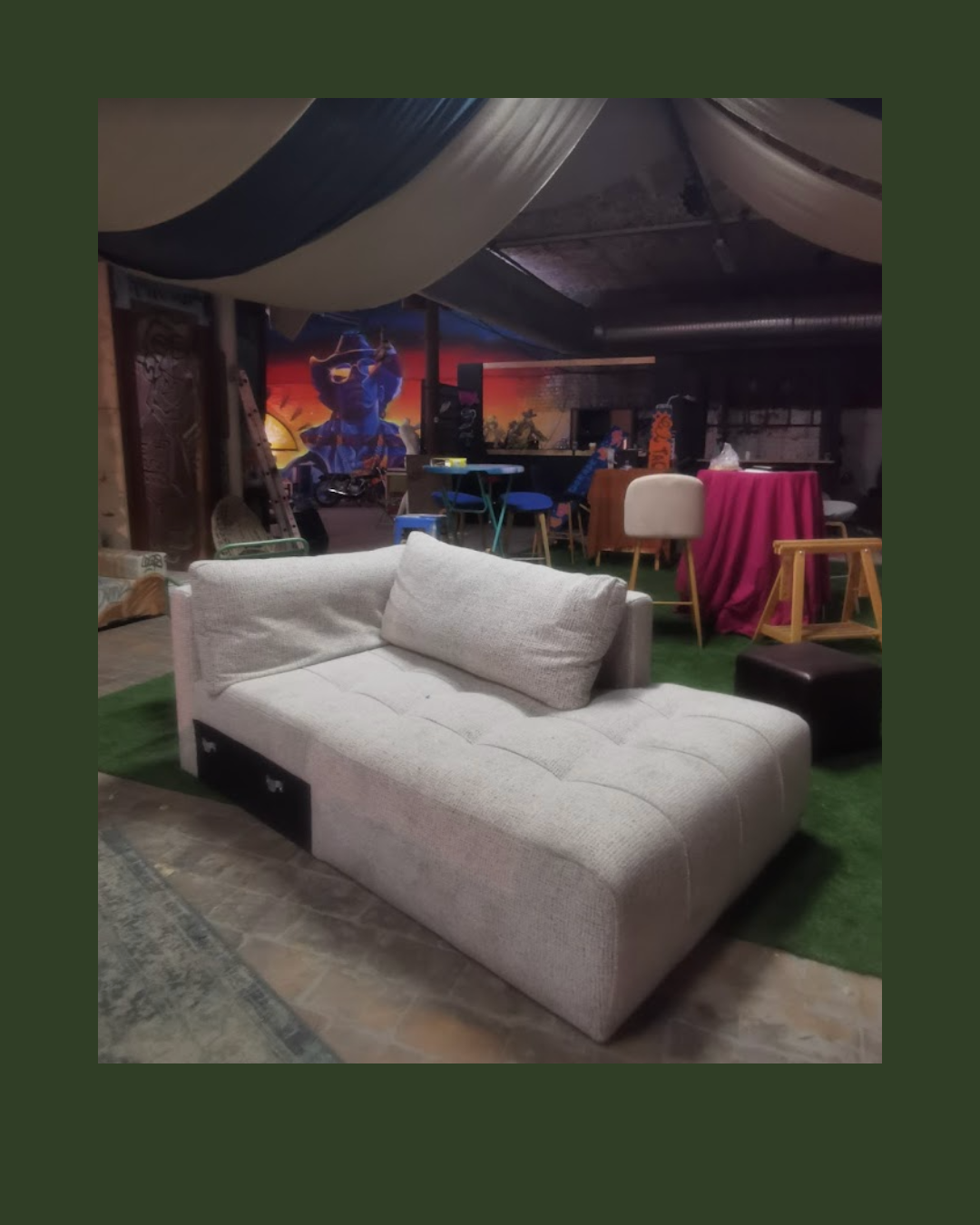 ’expo « Nos rêves de gosses » prend place dans un lieu atypique : une ancienne friche de 1.200 mètres carrés à Roubaix, un vaste espace qui offre aux artistes une toile vierge propice à l’expression artistique.