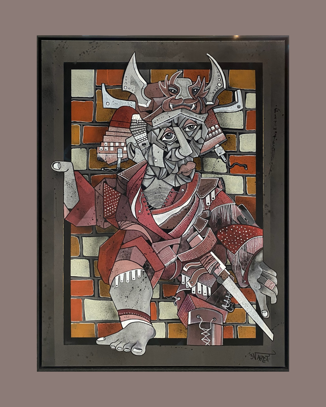 Une peinture représentant un personnage avec un casque orné de cornes, au visage géométrique, avec un fond de mur en briques. Le style est cubiste, utilisant des formes angulaires et un mélange de couleurs terre. 