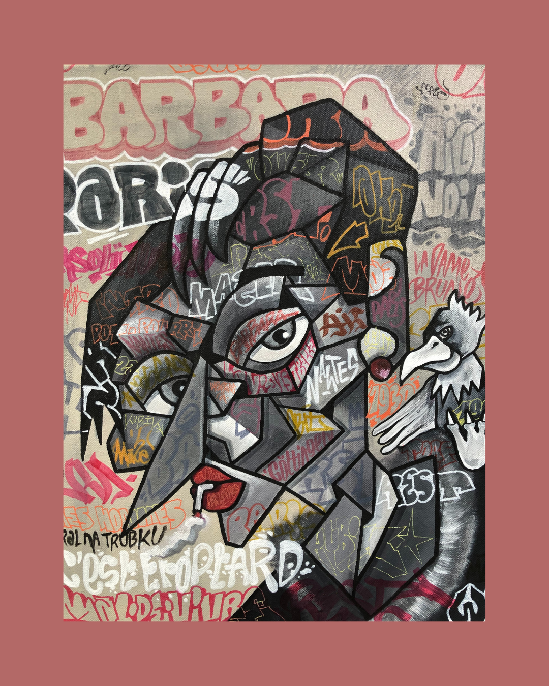 Une peinture murale de style graffiti représentant un visage abstrait avec beaucoup de détails, de couleurs vives et d'autres dessins d'animaux comme un aigle. Arrière-plan coloré avec des écritures en graffiti.