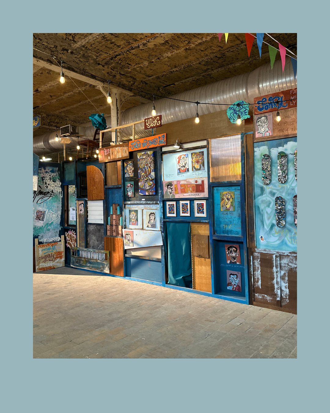 ’expo « Nos rêves de gosses » prend place dans un lieu atypique : une ancienne friche de 1.200 mètres carrés à Roubaix, un vaste espace qui offre aux artistes une toile vierge propice à l’expression artistique.