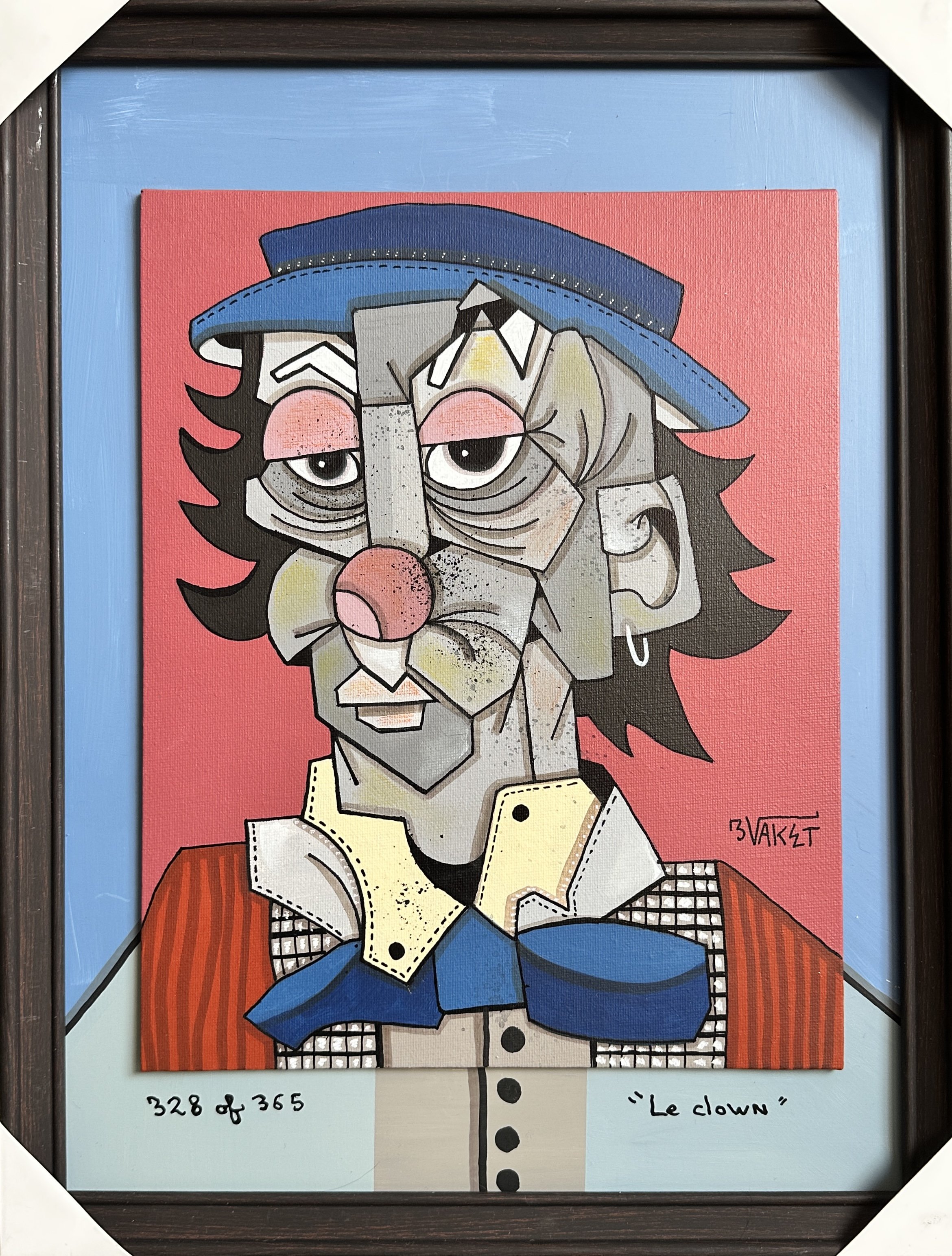 Portrait cubiste d'un clown portant un chapeau bleu, une veste à carreaux et une cravate bleue, avec un fond rose.