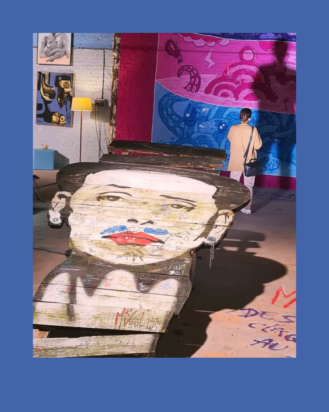 L’expo « Nos rêves de gosses » prend place dans un lieu atypique : une ancienne friche de 1.200 mètres carrés à Roubaix, un vaste espace qui offre aux artistes une toile vierge propice à l’expression artistique.