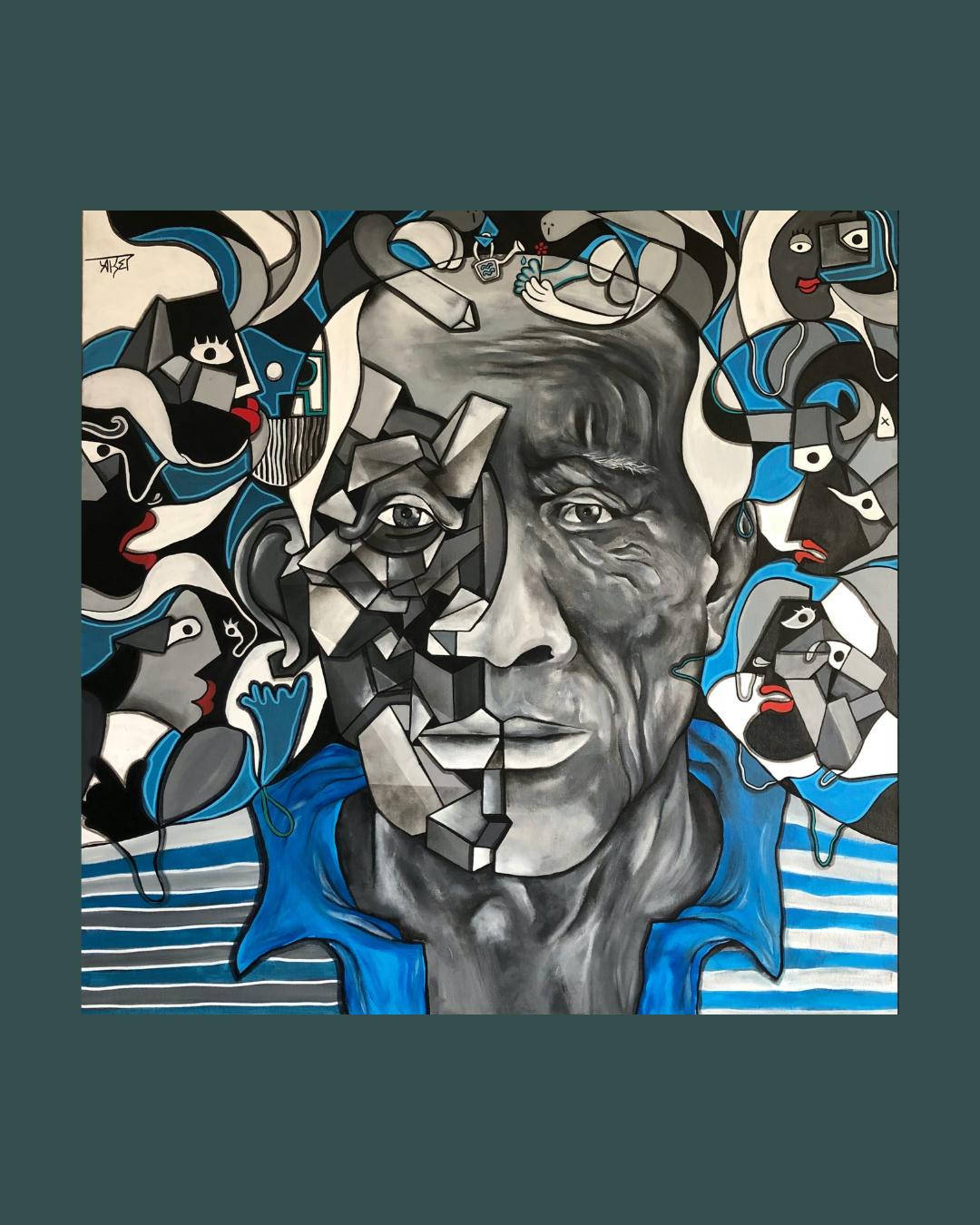 Peinture murale représentant un portrait en noir et blanc d'une personne avec des éléments géométriques sur le visage entourée de dessins abstraits et de visages stylisés en couleurs noir, blanc, gris, bleu et rouge.