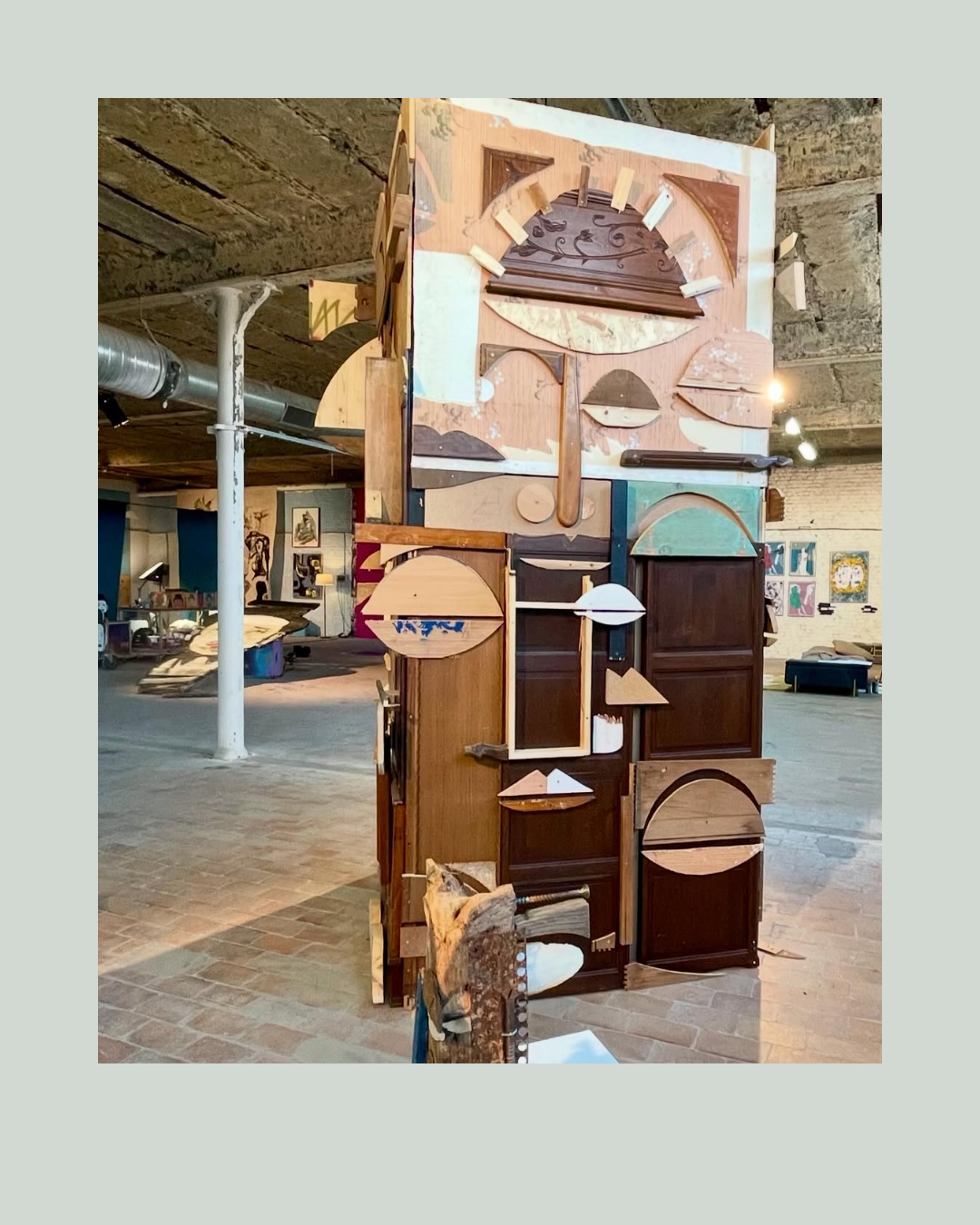 L’expo « Nos rêves de gosses » prend place dans un lieu atypique : une ancienne friche de 1.200 mètres carrés à Roubaix, un vaste espace qui offre aux artistes une toile vierge propice à l’expression artistique.