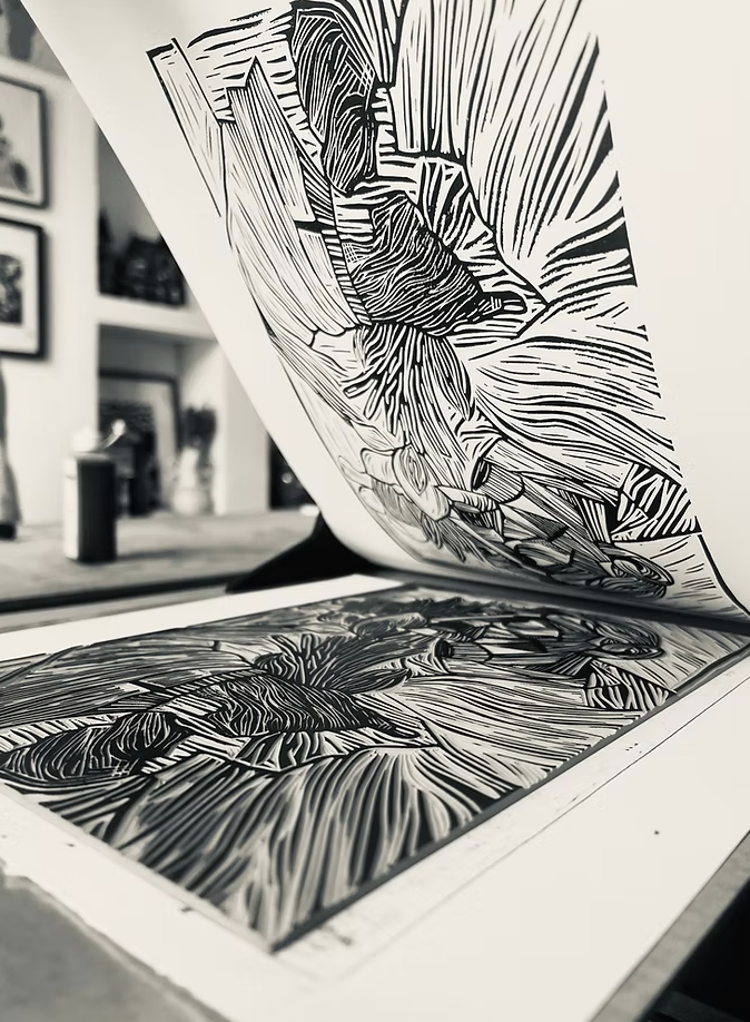 Une illustration en noir et blanc d'un insecte, probablement une abeille, avec des détails stylisés de ses ailes et son corps, sur une page de livre ou de carnet.