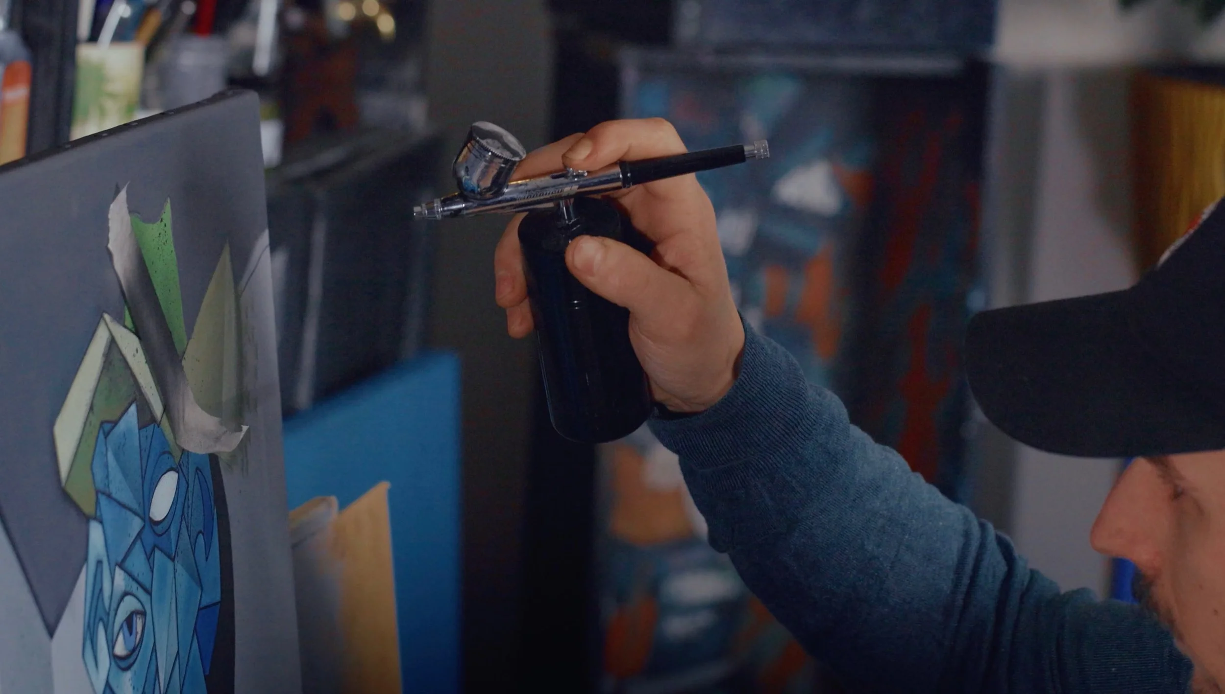 Illustration de style cubisme Abstrait mettant en vedette des visages humains expressifs, des couleurs vives, des lignes audacieuses et des compositions