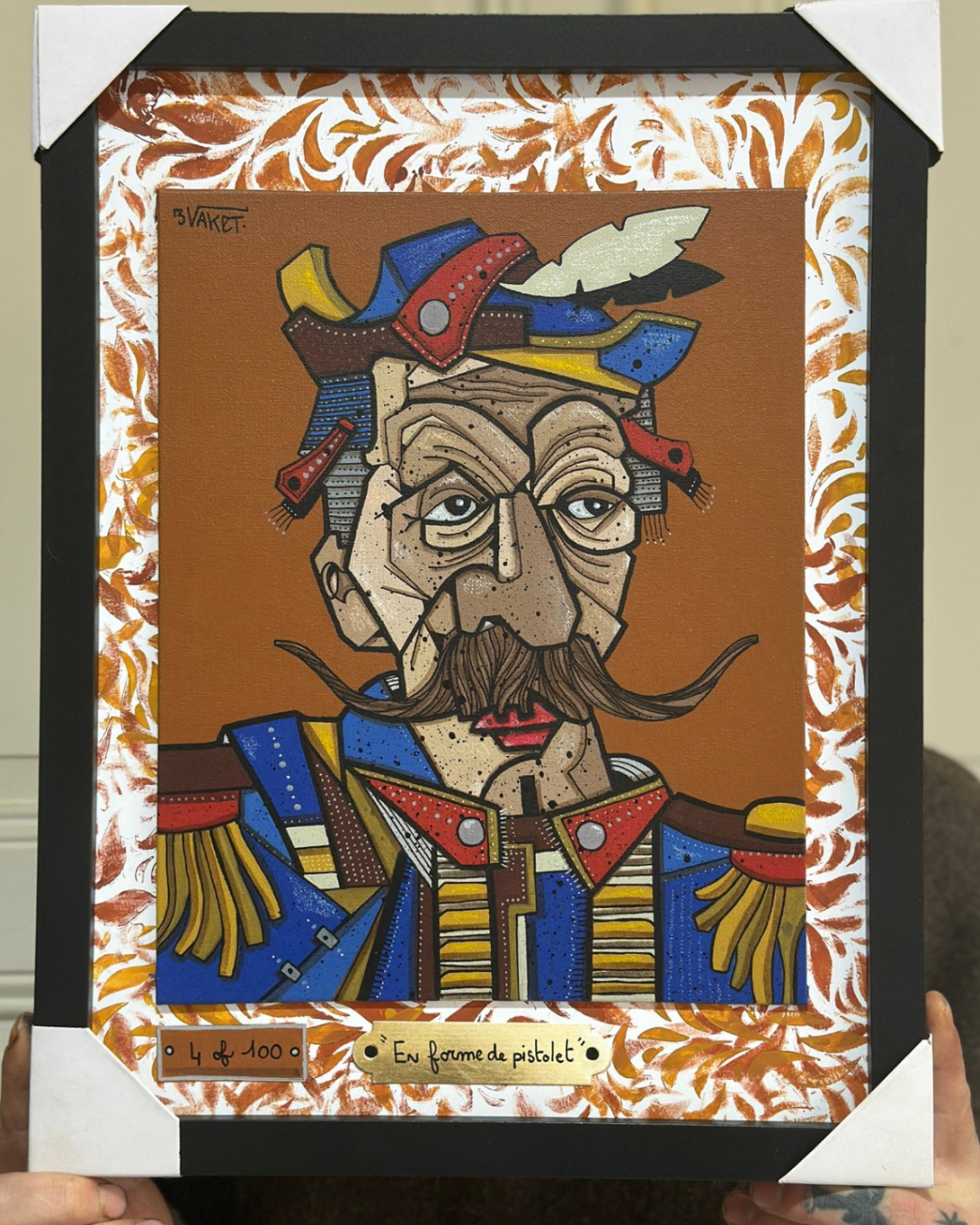 Une œuvre d'art figurant une caricature cubiste d'un homme habillé en costume bleu avec des cheveux longs et une barbe, tenant un cigarillo, devant un fond gris et des graffitis bleus.