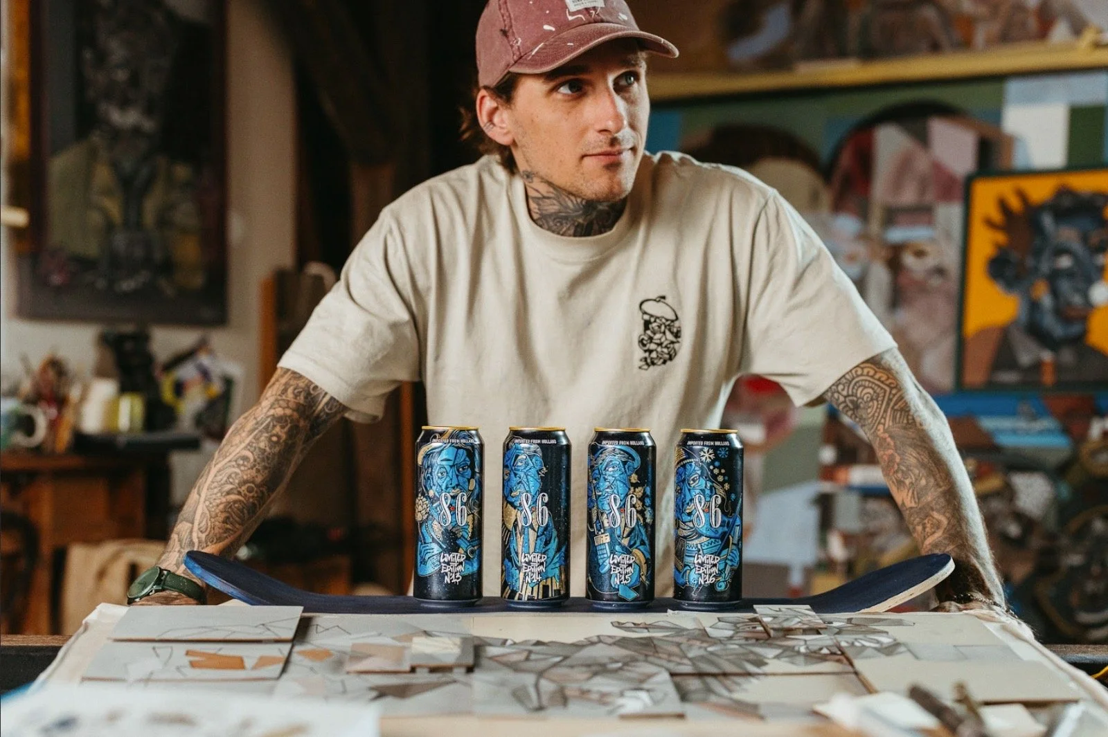 peinture de style cubisme mettant en vedette des visages humains expressifs, des couleurs vives, des lignes audacieuses et des compositions