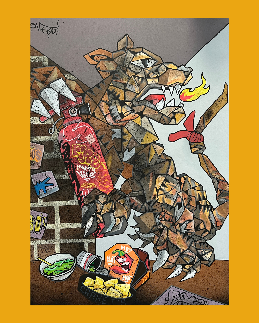 Une peinture murale représentant un dinosaure de style cubiste tenant une bouteille de spray avec de la fumée sortant de sa bouche. Autour, il y a des graffitis, des snacks comme des biscuits, une boîte de céréales 'HOT', une assiette avec une sauce 