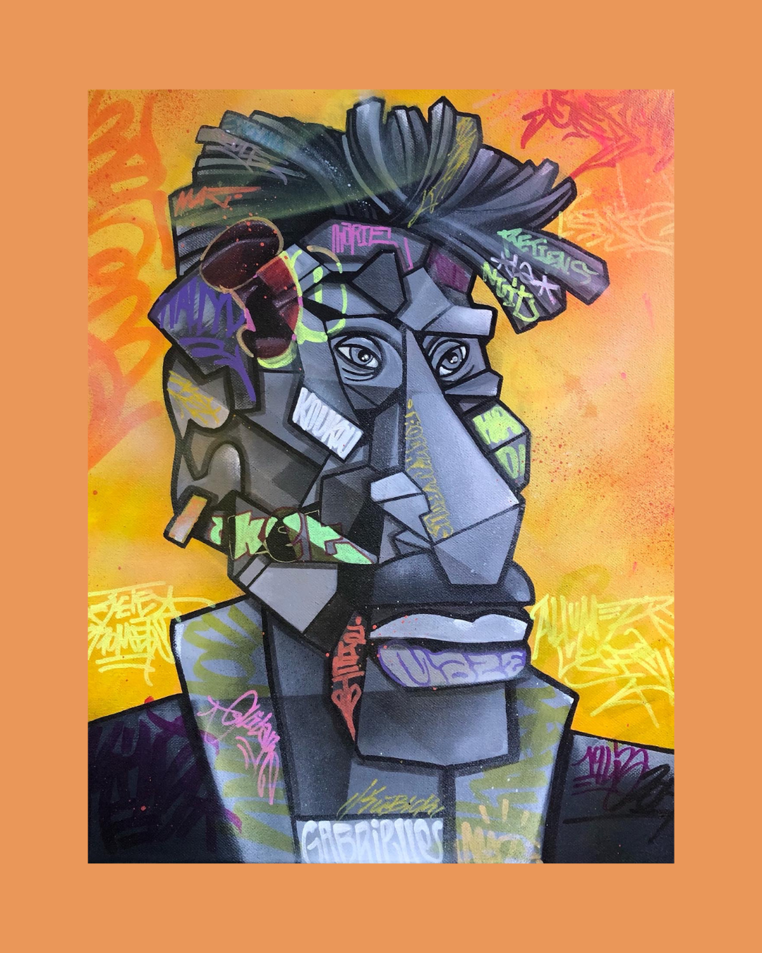 Une peinture de style graffiti représentant un portrait stylisé d'un homme avec un visage en forme de masque, entouré de tags colorés sur un fond jaune-orange.