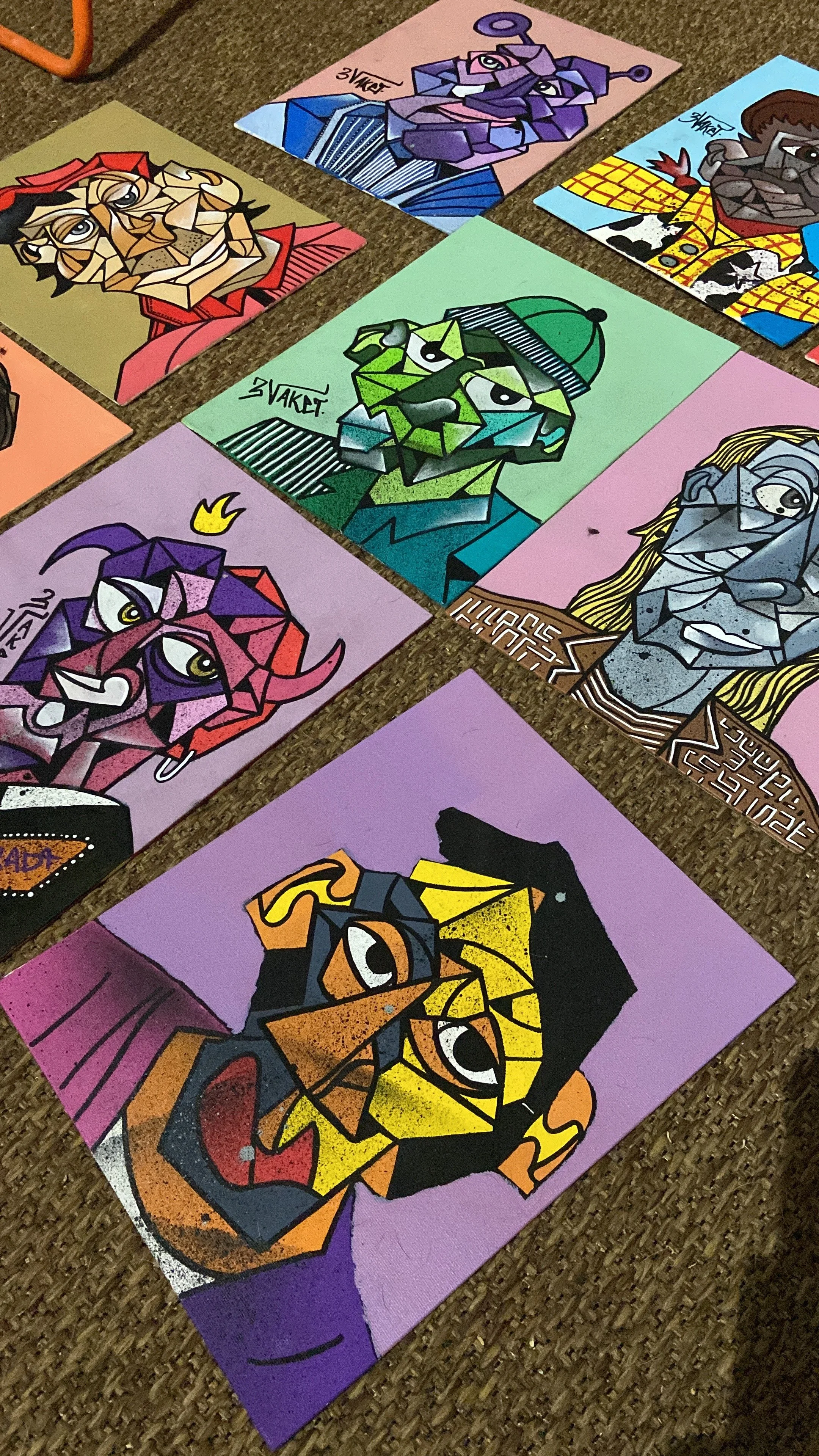 Les 365 sont un projet artistique consistant en la création de 365 petites œuvres, chacune mesurant 30x24 cm, réalisées sur des cartons entoilés tous numérotées.

Ce projet vise à capturer l'essence du quotidien. Chaque œuvre représente une pièce uni