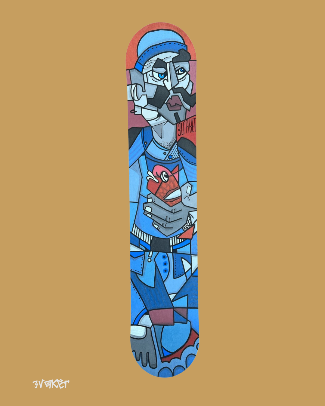 Une planche de skateboard avec une peinture de style cubiste d'un homme en tenue décontractée, tenant une canette de soda avec un poisson dessiné dessus, sur un fond beige.