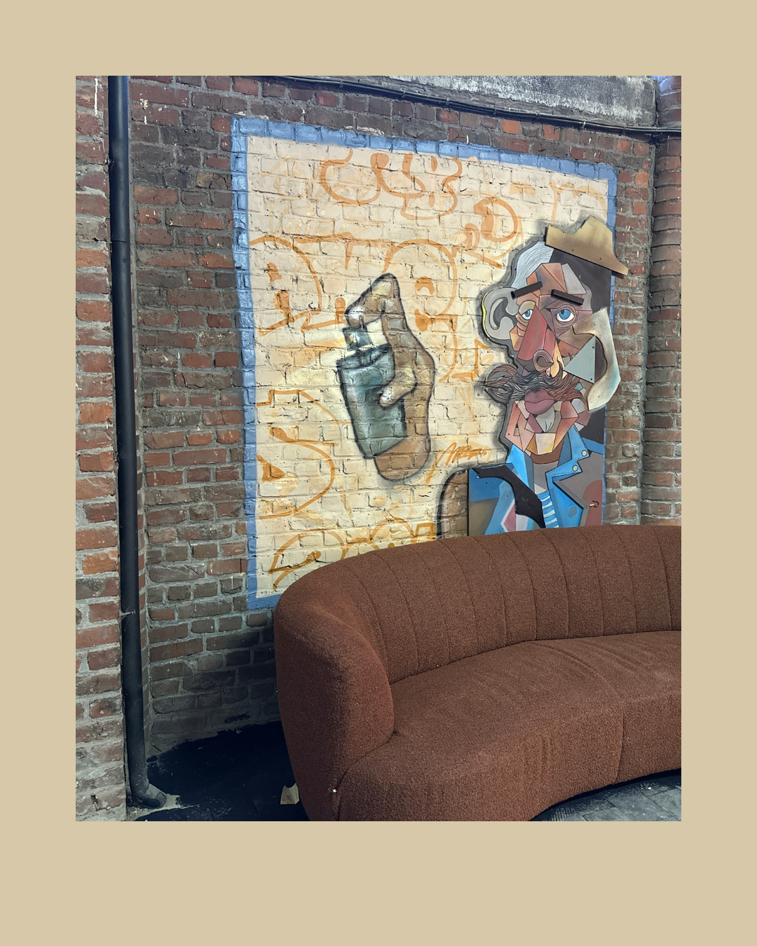 ’expo « Nos rêves de gosses » prend place dans un lieu atypique : une ancienne friche de 1.200 mètres carrés à Roubaix, un vaste espace qui offre aux artistes une toile vierge propice à l’expression artistique.