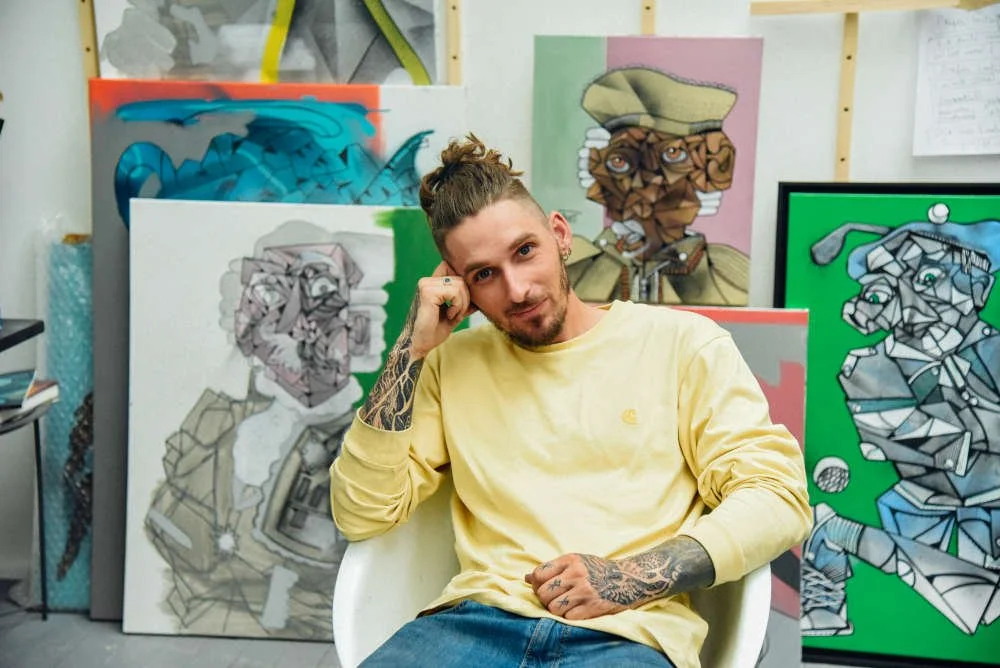 Illustration de style cubisme Abstrait mettant en vedette des visages humains expressifs, des couleurs vives, des lignes audacieuses et des compositions