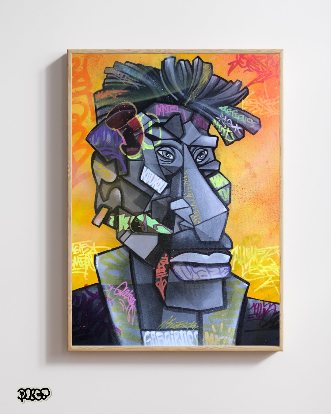 Peinture graffiti représentant un portrait stylisé d'une personne âgée avec un visage en forme de figuré cubiste, sur fond orange et jaune avec des tags colorés.