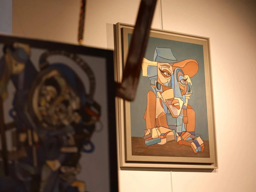 peinture de style cubisme mettant en vedette des visages humains expressifs, des couleurs vives, des lignes audacieuses et des compositions