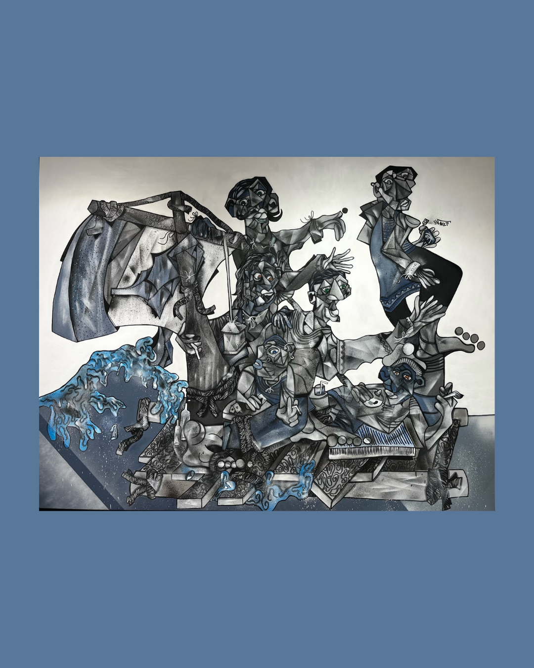 Une peinture murale représentant plusieurs personnages dans un style cubiste, avec des détails en noir, gris et touches de bleu, semblant raconter une scène animée et expressive.