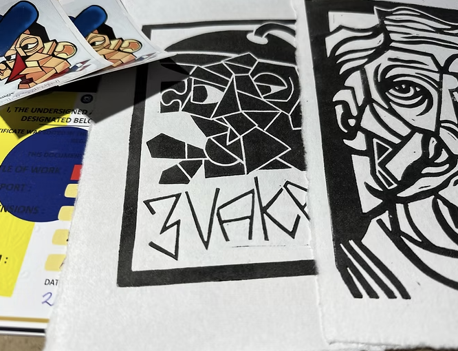 Trois impressions artistiques en noir et blanc avec des motifs abstraits et géométriques, dont une représentant un visage stylisé.