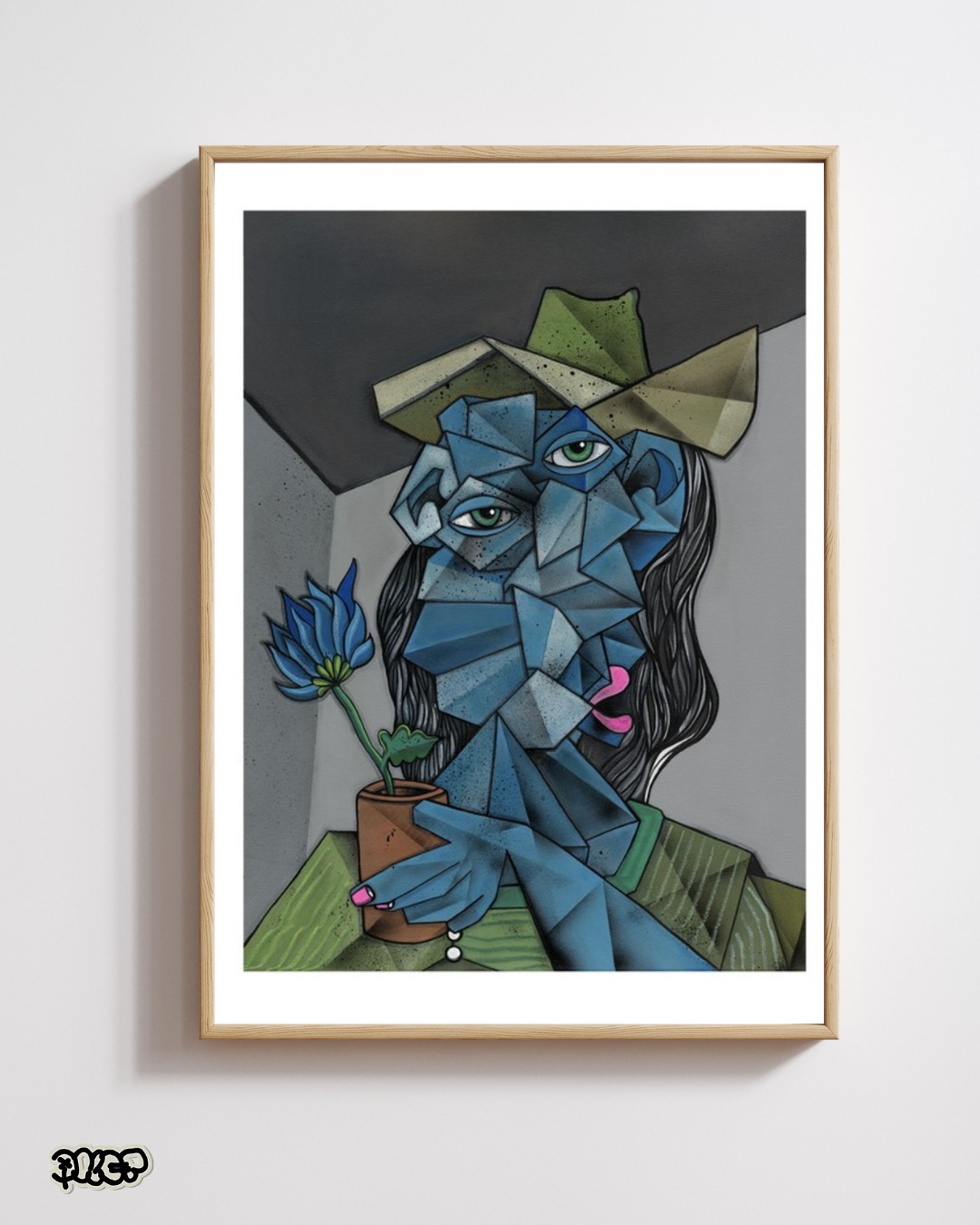 Une peinture cubiste représentant une femme avec un chapeau, tenant une fleur bleue dans un pot, avec un fond gris et une bordure en bois.