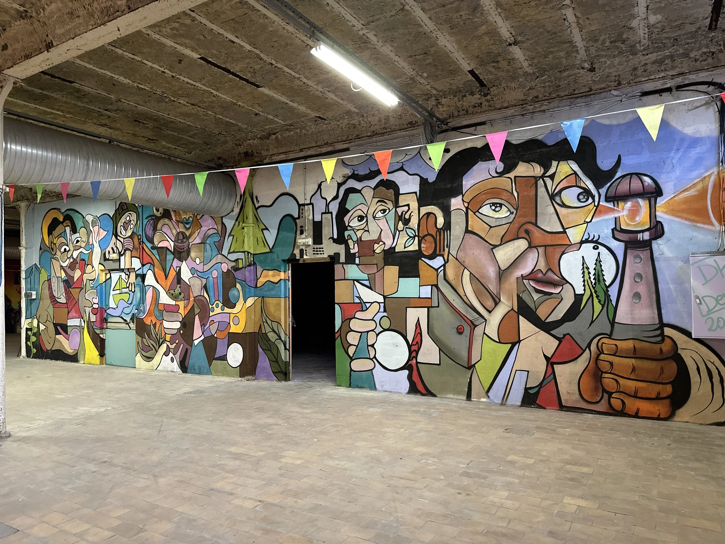 peinture de style cubisme mettant en vedette des visages humains expressifs, des couleurs vives, des lignes audacieuses et des compositions