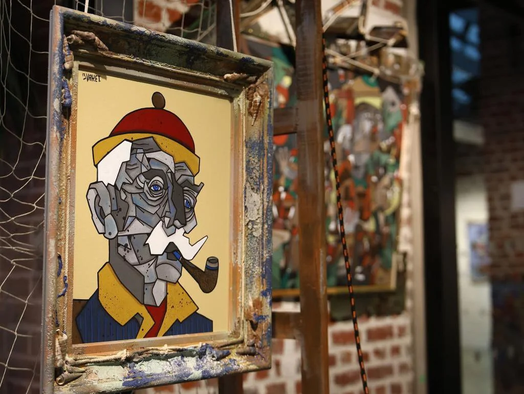 peinture de style cubisme mettant en vedette des visages humains expressifs, des couleurs vives, des lignes audacieuses et des compositions 