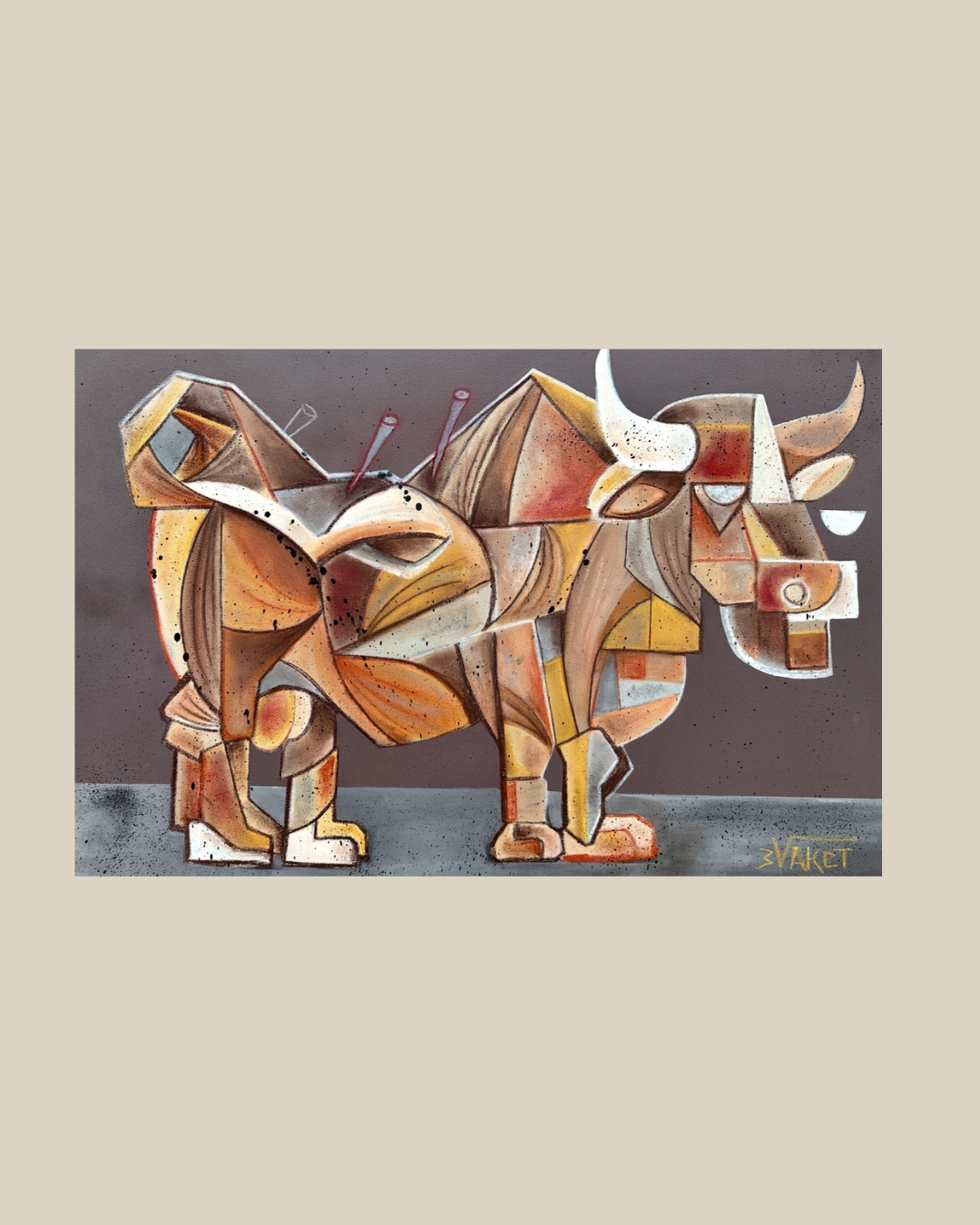 Une peinture d'un taureau en style cubiste avec des couleurs chaudes, composée de formes géométriques. L'œuvre est signée par Vaket en bas à droite.