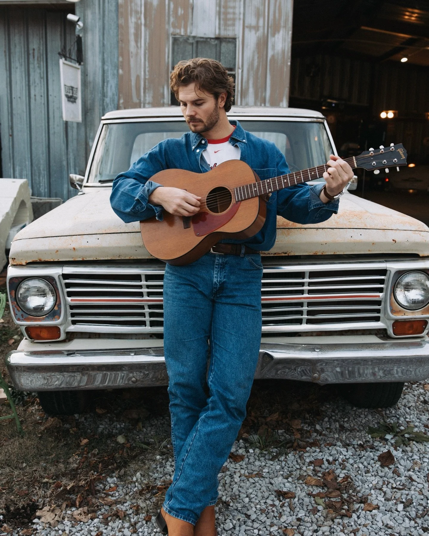 The West On 34 Tour 🛻 @scottywolverton 

button down: @cinchjeans 
tee: vintage
jeans: @wrangler 
boots: @tecovas

styled by me!
photos by @cayleerobillard