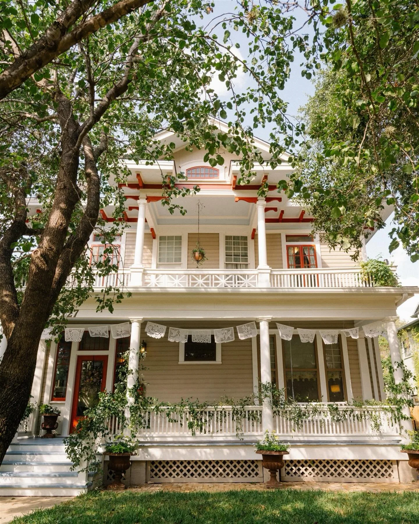 Catie + Jason, pt. 1 

Back in October, two of the nicest people I&rsquo;ve ever met got married in the home where one of them grew up. The house felt like as much of a guest as anyone in attendance, filled with family photos and Catie&rsquo;s incred