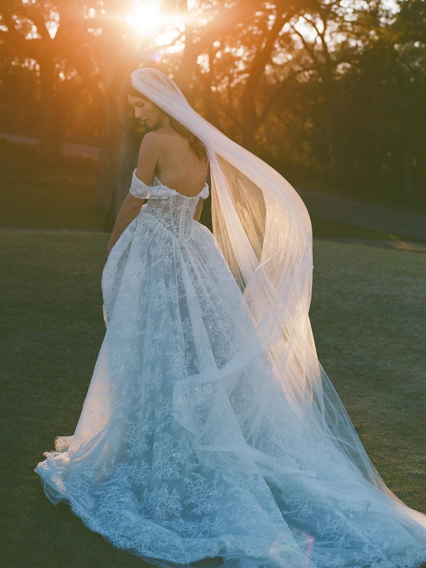 Downright royal in @eisen.stein.bridal 

Getting so excited to photograph all my beautiful 2026 couples. ✨

For a recent collab with @cowboy_bride 
Beauty by @antheakingbeauty 
Film processing by @nicefilmclub 

#bridalportraits #bridalportraitsonfil