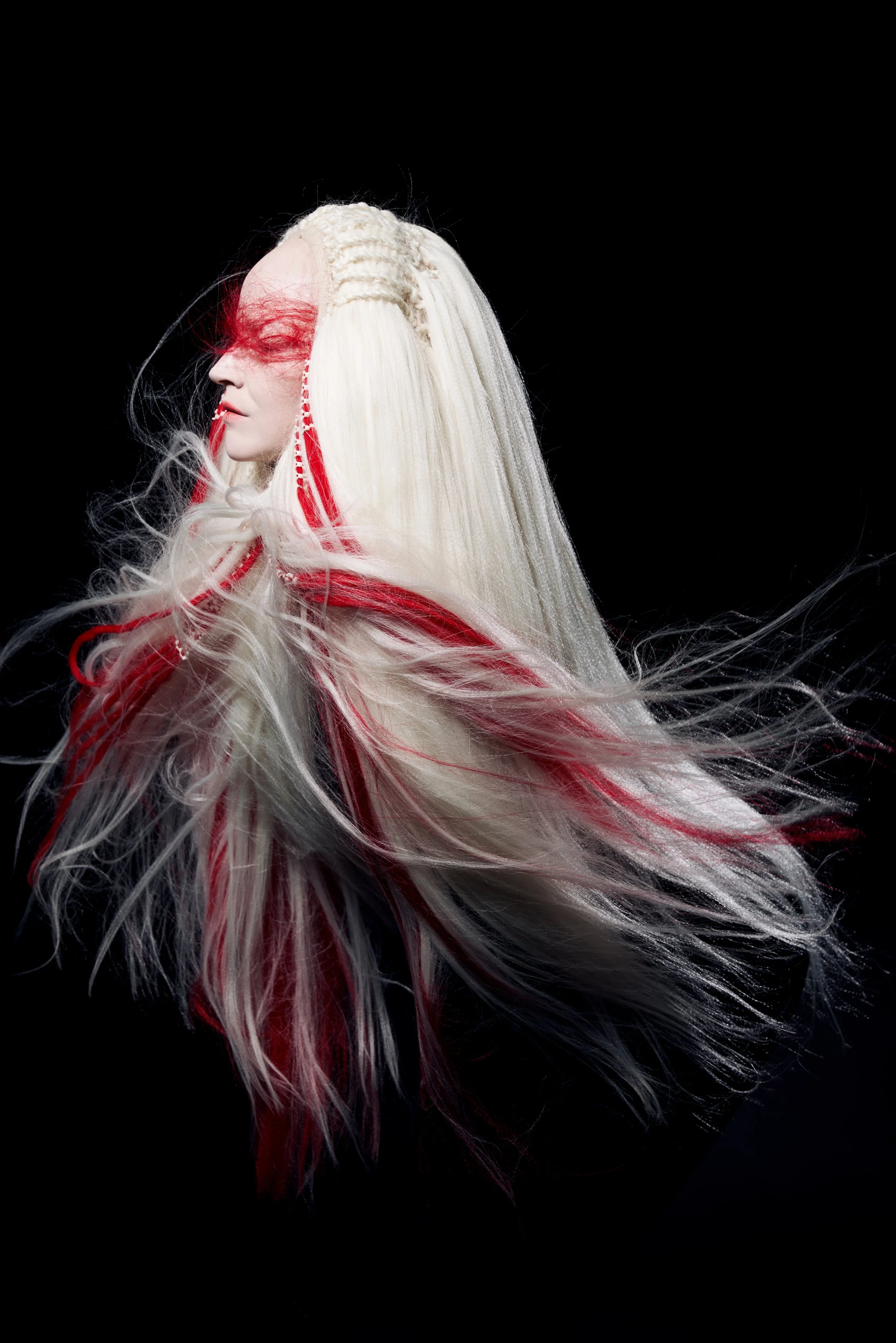 Hairless model with a wig