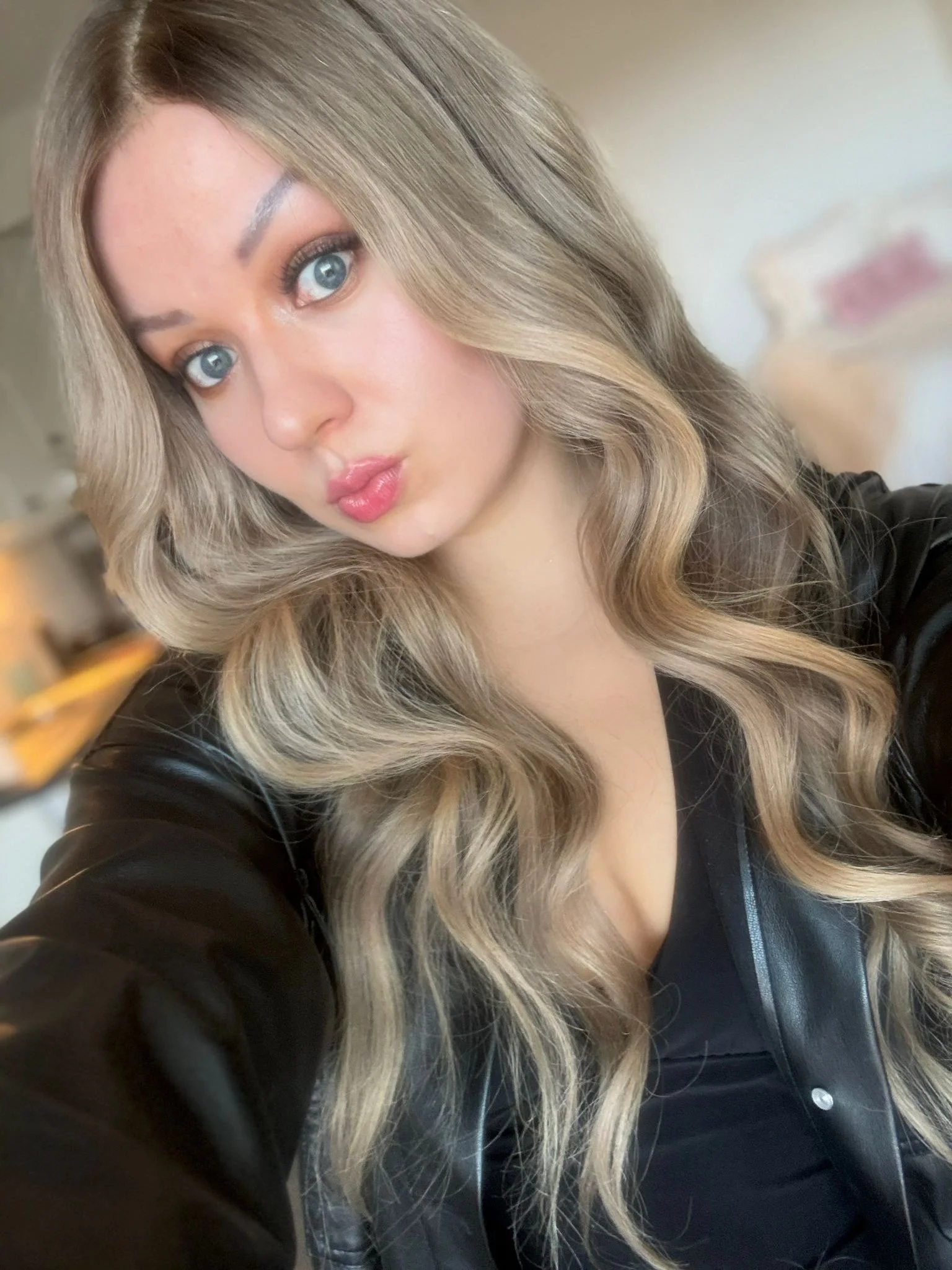 Long wavy blonde hair wig