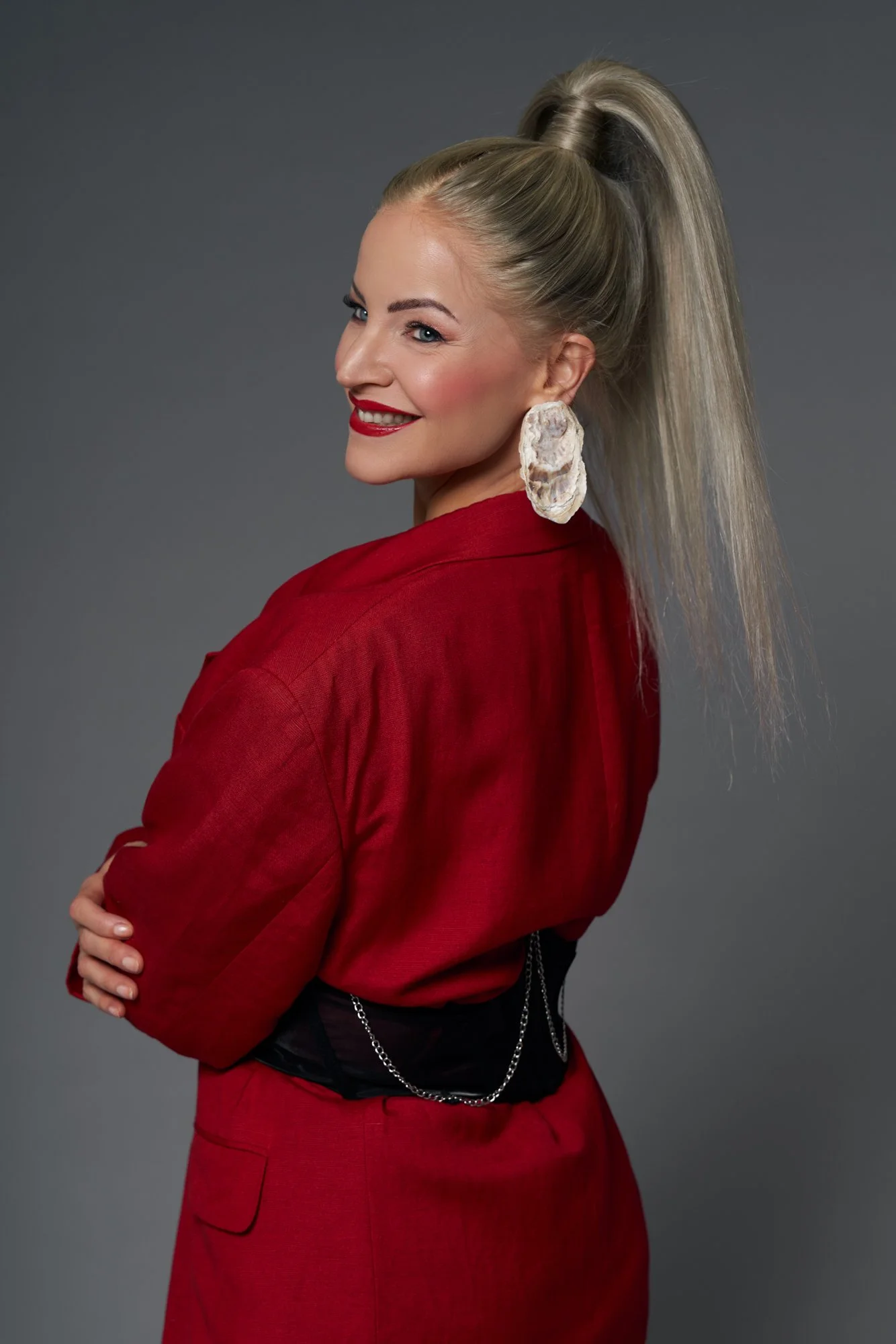 A woman with long blonde hair wig in a high ponytail