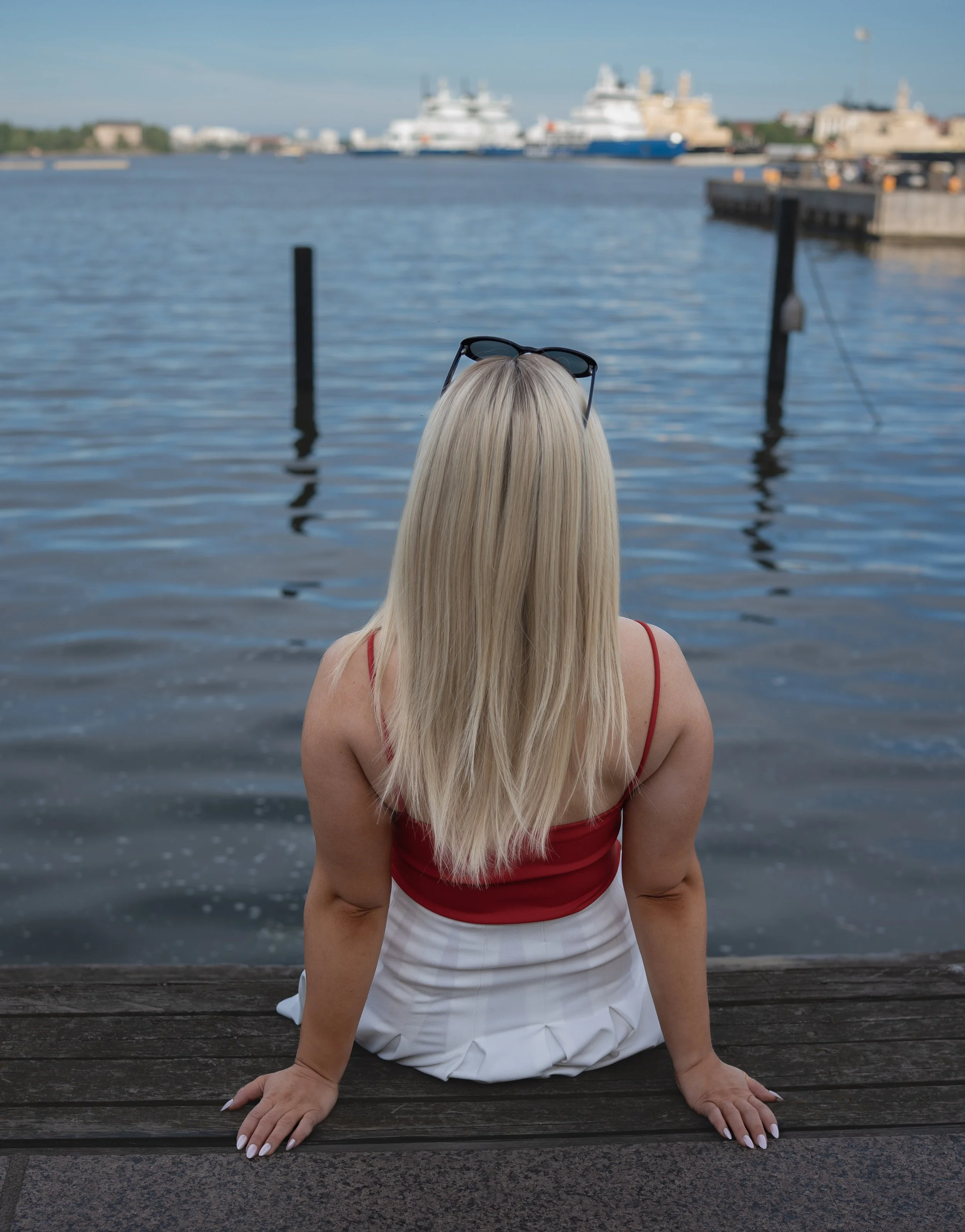 Woman with long blonde hair natural wig