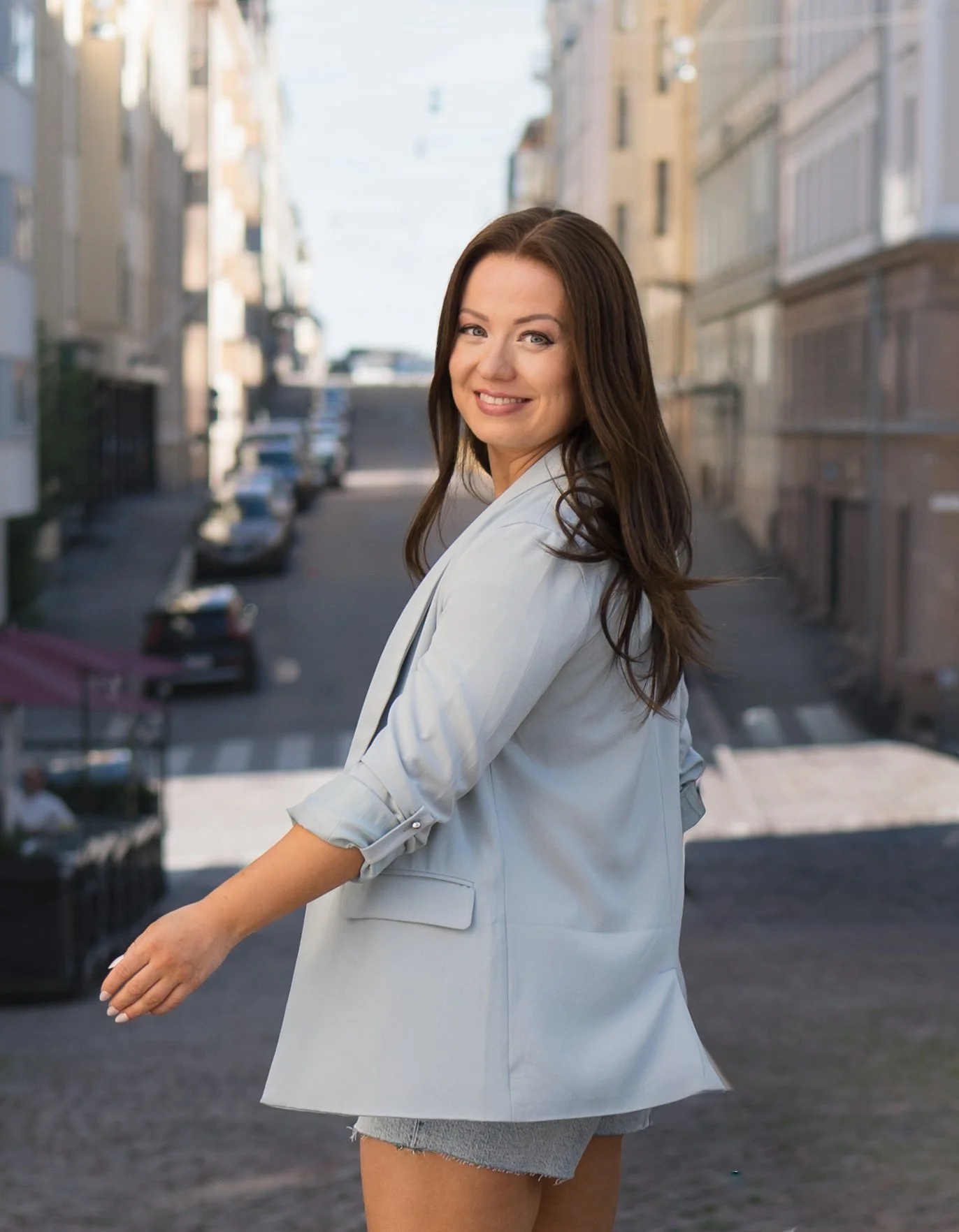 A woman with long brown hair wig