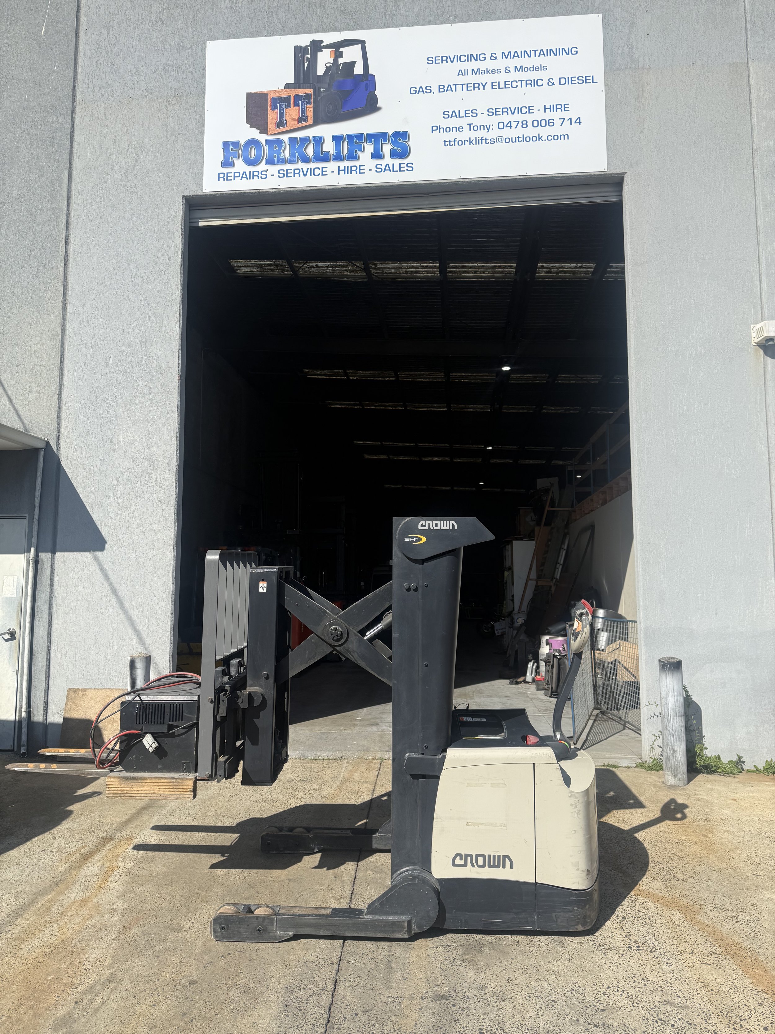 Crown shr5500 walkie reach stacker