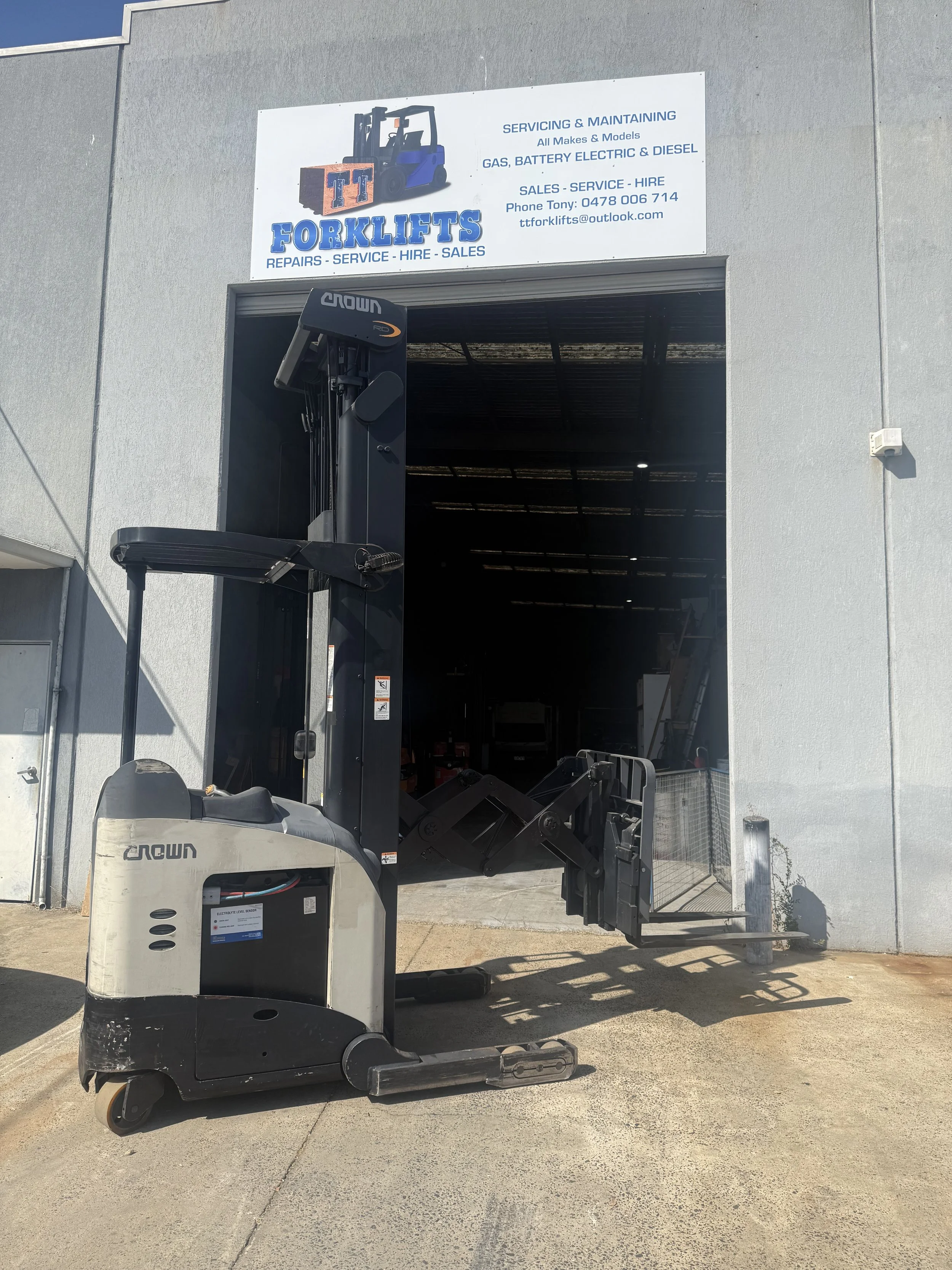Crown double deep reach forklift $19,500