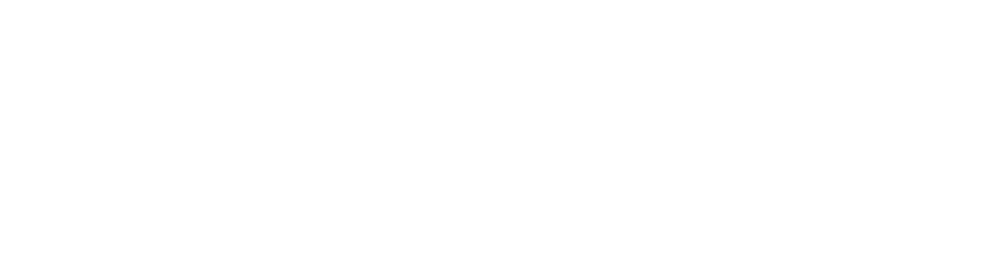 L'image montre une grande structure en métal, probablement une plateforme ou un bâtiment industriel, située dans un environnement rocheux avec un ciel nuageux en arrière-plan.