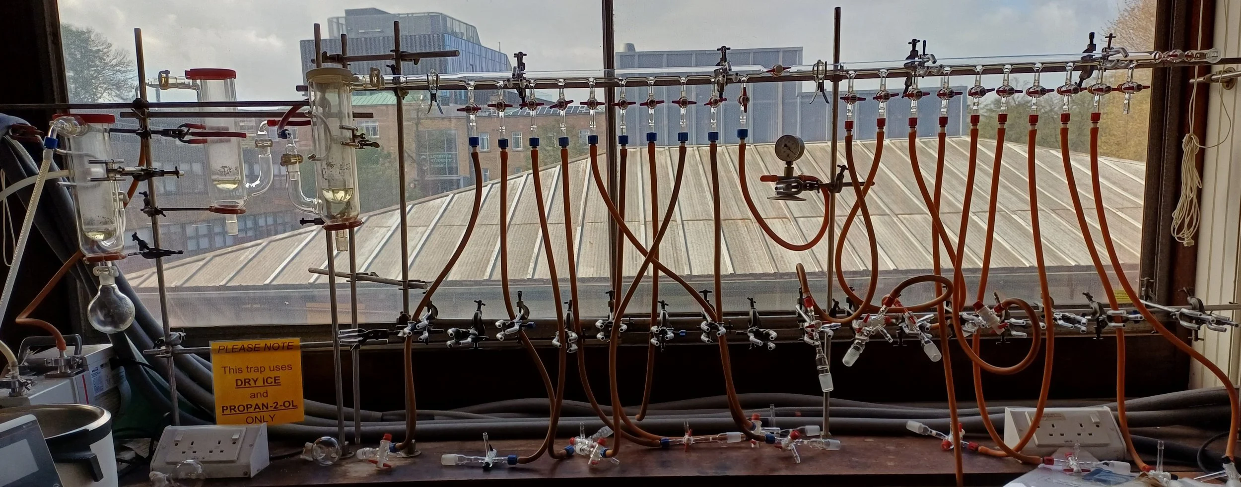 Linked Vacuum Manifolds