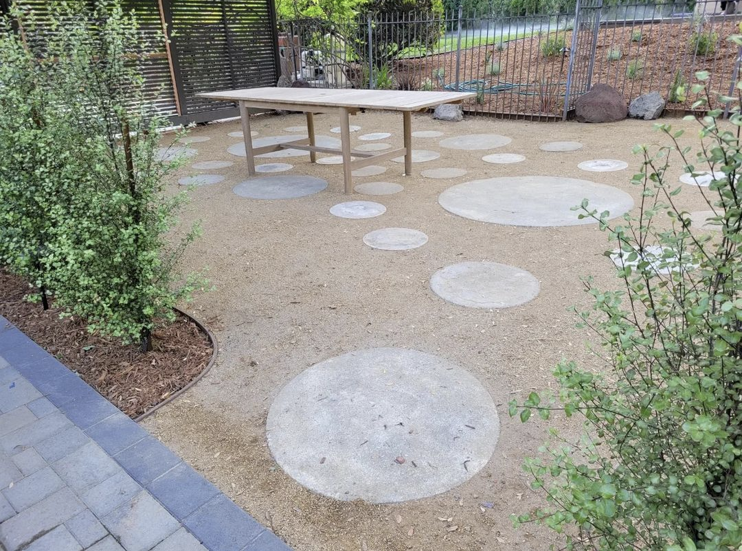 drought tolerant landscape in Los Angeles with circular pavers